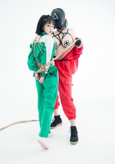 美女脱裤子屁屁软件_十万网红美女美酱